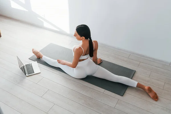 Laptop Young Caucasian Woman Slim Body Shape Indoors Daytime — Stock Photo, Image