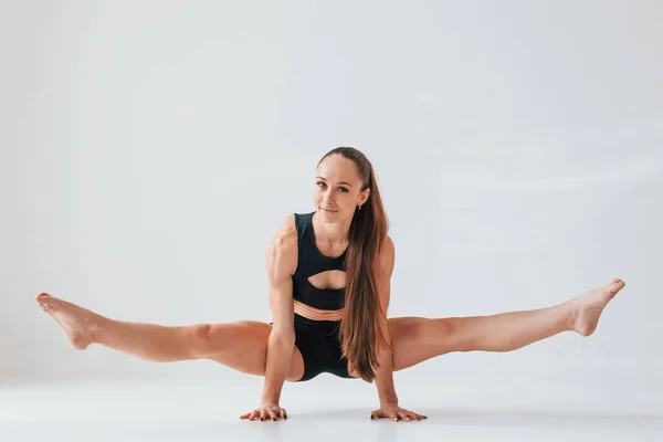 Pie Las Manos Mujer Joven Ropa Deportiva Haciendo Gimnasia Interiores — Foto de Stock