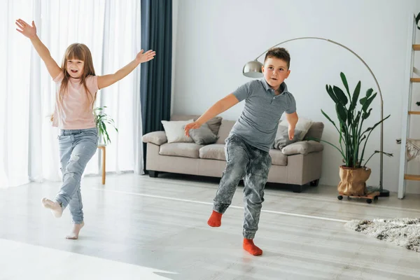 Tiempo Activo Fin Semana Niños Divirtiéndose Habitación Doméstica Durante Día —  Fotos de Stock