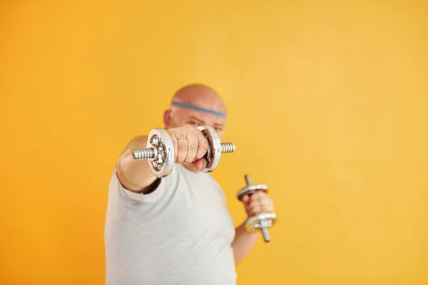 Exercícios Usando Halteres Engraçado Homem Com Sobrepeso Empate Cabeça Esportiva — Fotografia de Stock