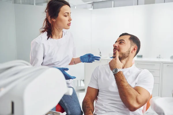 Mann Besucht Zahnarzt Klinik Konzeption Der Stomatologie — Stockfoto