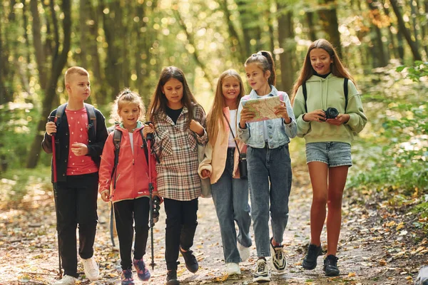 Groupe Personnes Enfants Dans Forêt Verte Pendant Journée Été Ensemble — Photo