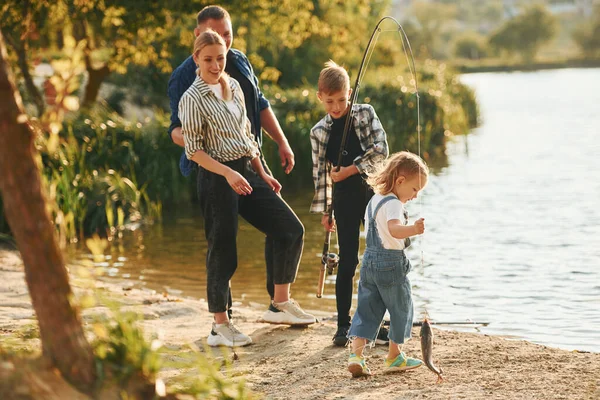 Lago Medie Dimensioni Padre Madre Con Figlio Figlia Sulla Pesca — Foto Stock