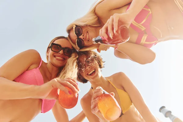 Vista Baixo Mulheres Maiô Divertem Livre Juntas Verão — Fotografia de Stock