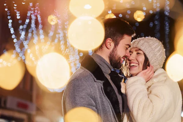 Cercanía Gente Feliz Joven Pareja Celebrando Año Nuevo Aire Libre —  Fotos de Stock