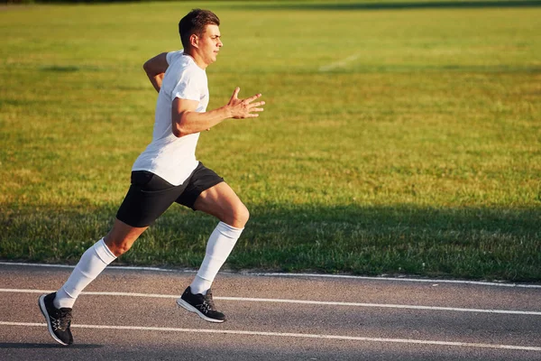 Muž Sportovním Unifromu Běžící Dne Dráze — Stock fotografie