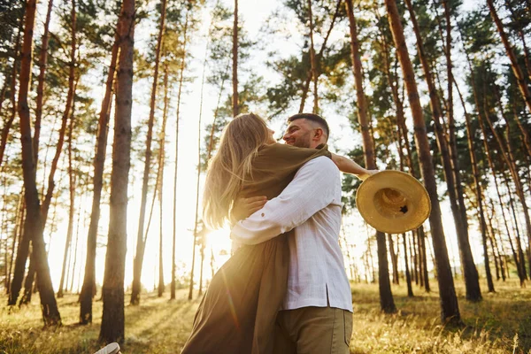 Abrazando Besando Pareja Feliz Está Aire Libre Bosque Durante Día — Foto de Stock