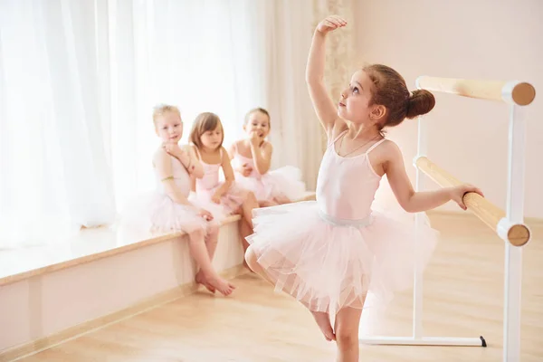 Kleine Ballerinen Rosa Uniformen Bereiten Sich Auf Ihren Auftritt Vor — Stockfoto