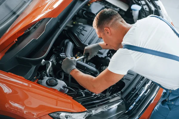 Servicio Profesional Hombre Uniforme Está Reparando Automóviles Rotos Interior — Foto de Stock