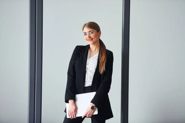 Laptopem Mladá Dospělá Žena Formálním Oblečení Uvnitř Kanceláři — Stock fotografie