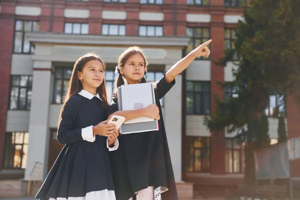 Dos Colegialas Están Afuera Juntas Cerca Del Edificio Escolar — Foto de Stock