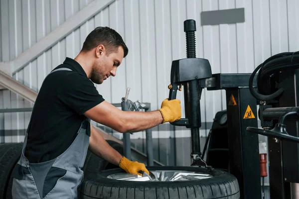 Starka Händer Man Uniform Arbetar Auto Service — Stockfoto