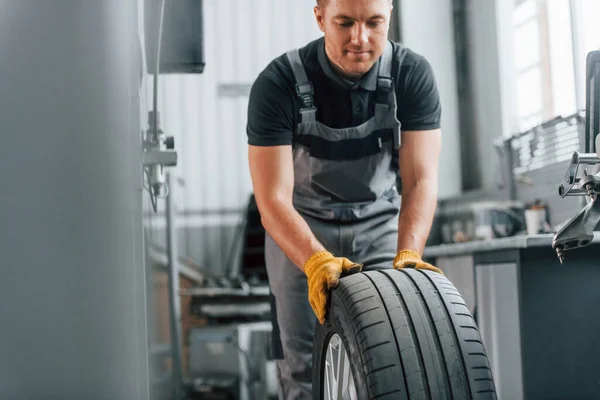 Svart Skjorta Man Uniform Arbetar Auto Service — Stockfoto