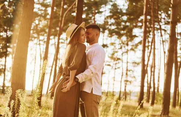 Elkaar Omhelzen Gelukkig Stel Overdag Het Bos — Stockfoto