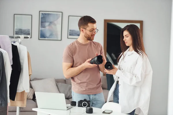 Photographes Hommes Femmes Parlant Travaillant Studio — Photo