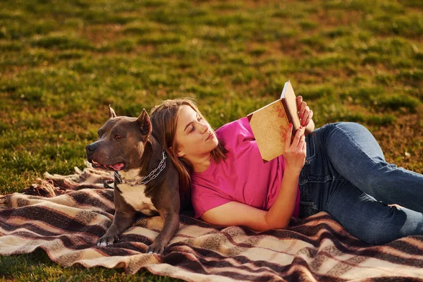 Liggen Een Deken Vrouw Casual Kleding Met Pit Bull Buiten — Stockfoto