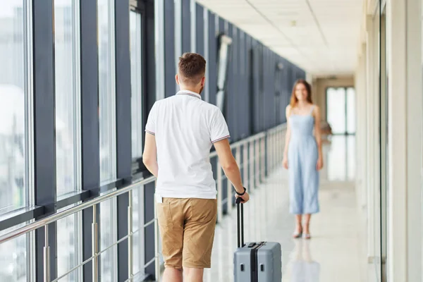 Glückliches Paar Junger Reisender Steht Auf Der Eingangshalle Des Flughafens — Stockfoto