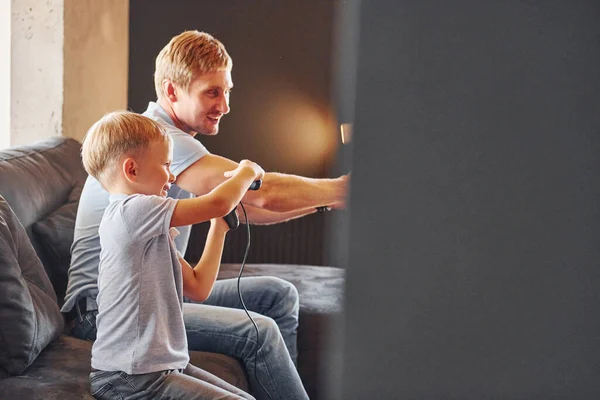 Κρατάω Χειριστήρια Βιντεοπαιχνιδιών Πατέρας Και Γιος Είναι Στο Σπίτι Μαζί — Φωτογραφία Αρχείου