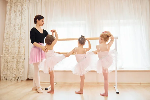 Małe Baleriny Przygotowujące Się Występu Ćwicząc Ruchy Taneczne — Zdjęcie stockowe