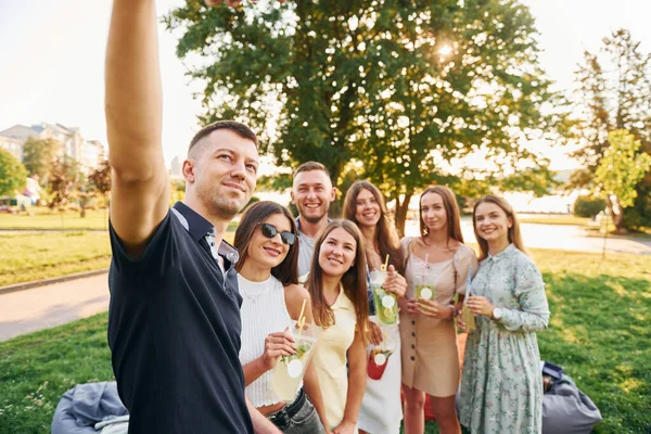 Hij Neemt Een Selfie Groep Jongeren Geeft Overdag Een Feestje — Stockfoto