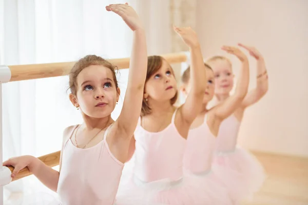 Pequenas Bailarinas Preparando Para Desempenho Praticando Movimentos Dança — Fotografia de Stock