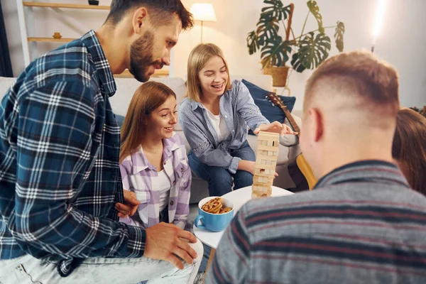 Centrado Juego Construcción Torre Grupo Amigos Tienen Fiesta Interior Juntos — Foto de Stock