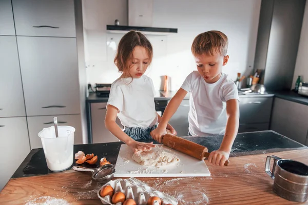 Två Personer Tillsammans Liten Pojke Och Flicka Förbereder Julkakor Köket — Stockfoto
