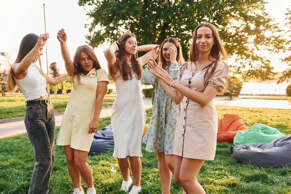 Zajęcia Weekendowe Grupa Młodych Ludzi Urządza Imprezę Parku Letni Dzień — Zdjęcie stockowe