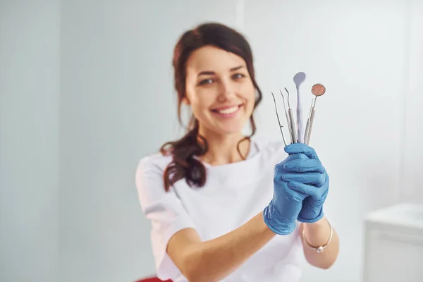 Porträt Einer Professionellen Zahnärztin Mit Geräten Die Innenräumen Stehen — Stockfoto