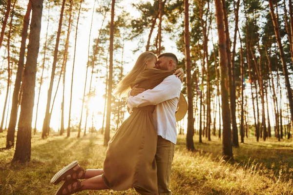 Sentir Pasión Pareja Feliz Está Aire Libre Bosque Durante Día —  Fotos de Stock