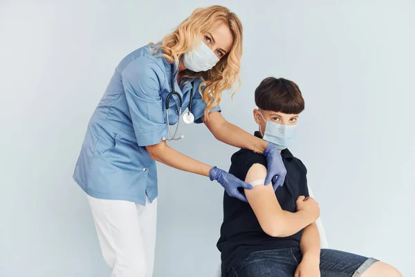 Delikanlı Üniformalı Doktor Hastaya Aşı Yapıyor — Stok fotoğraf