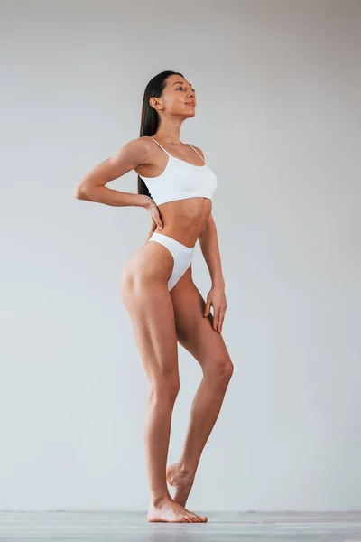 Beyaz Çamaşırlarıyla Stüdyodaki Zayıf Vücutlu Kadın — Stok fotoğraf