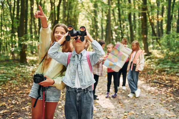 Begreppet Turism Barn Grön Skog Sommaren Dagtid Tillsammans — Stockfoto