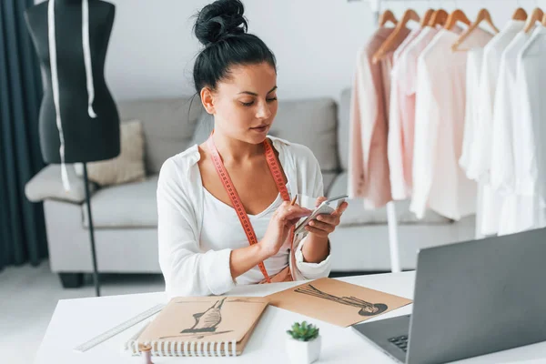 Con Portátil Costurera Está Oficina Que Está Con Ropa Diferente —  Fotos de Stock