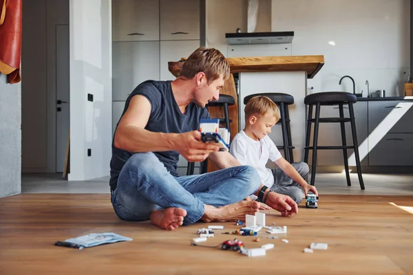 Descanso Fin Semana Padre Hijo Están Juntos Casa —  Fotos de Stock