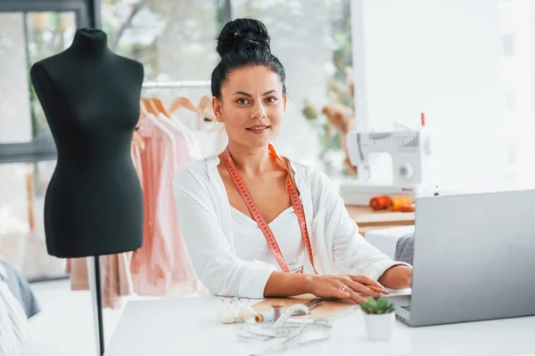 Sentado Junto Mesa Costurera Está Oficina Que Está Con Ropa —  Fotos de Stock