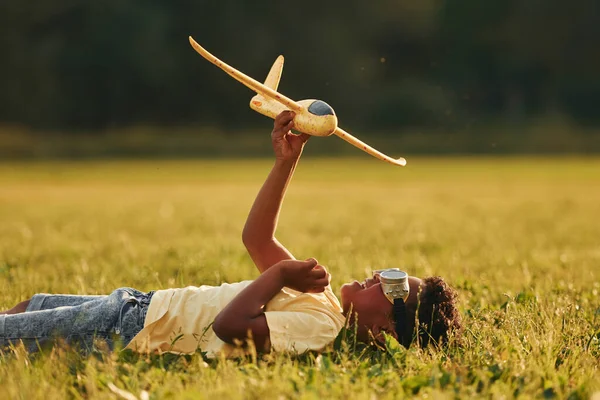 Лежал Игрушечным Самолетом Траве Африканские Дети Развлекаются Поле Летнее Время — стоковое фото