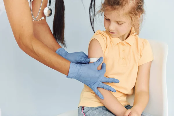 Médecin Uniforme Faisant Vaccination Petite Fille — Photo