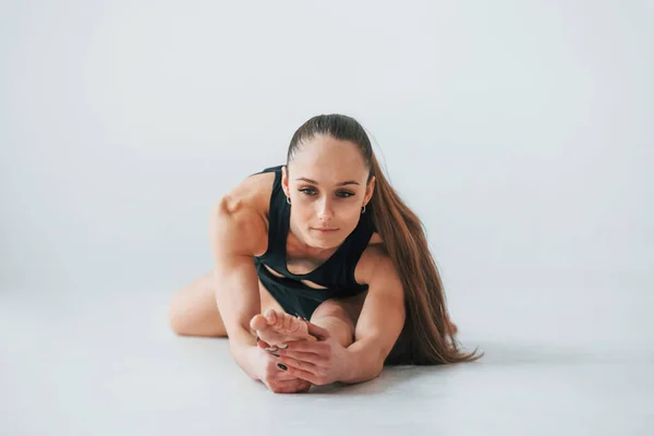Profesyonel Antrenör Spor Elbiseli Genç Bir Kadın Içeride Jimnastik Yapıyor — Stok fotoğraf