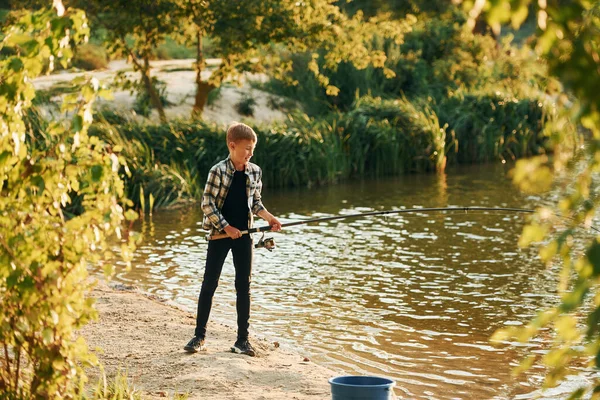 Met Een Goede Vangst Jongen Casual Kleding Fishion Buiten Zomer — Stockfoto
