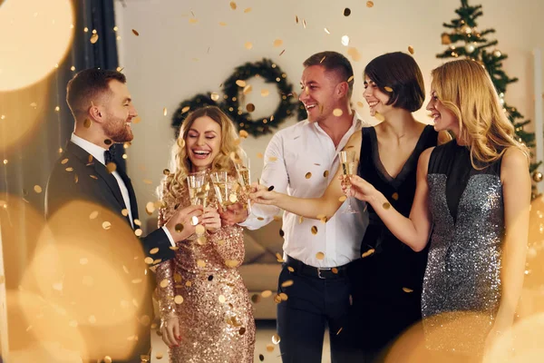 Hora Natal Grupo Pessoas Têm Uma Festa Ano Novo Dentro — Fotografia de Stock