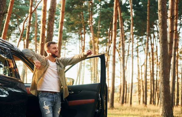 Avec Voiture Homme Jeans Est Extérieur Dans Forêt Avec Son — Photo