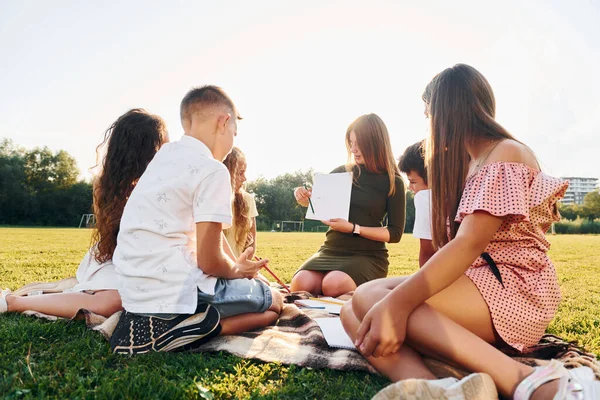 Kvinna Som Lär Att Teckna Grupp Glada Barn Utomhus Idrottsplanen — Stockfoto