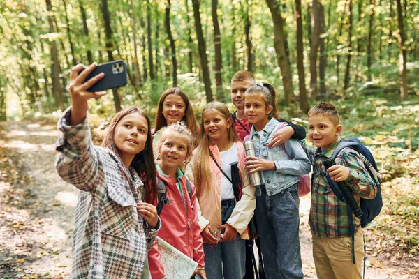 Framifrån Barn Grön Skog Sommaren Dagtid Tillsammans — Stockfoto