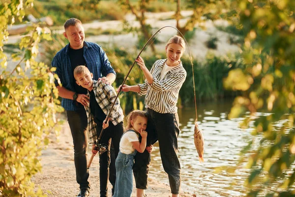 Padre Madre Con Figlio Figlia Sulla Pesca Insieme All Aperto — Foto Stock
