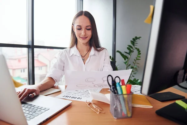 Giornata Impegnativa Giovane Donna Adulta Abiti Formali Chiuso Ufficio — Foto Stock