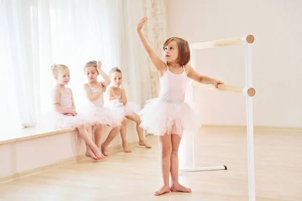 Tanzbewegungen Einüben Kleine Ballerinen Bereiten Sich Auf Auftritt Vor — Stockfoto