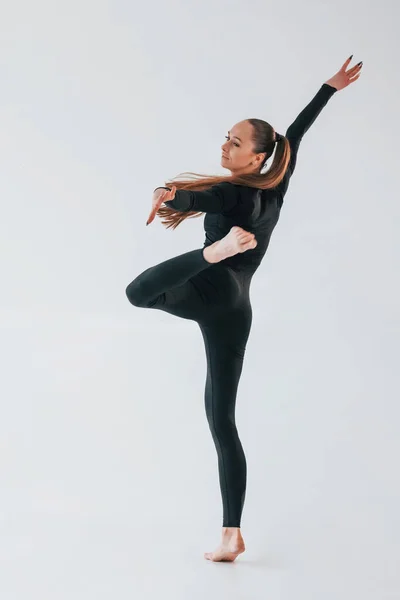 Білому Тлі Молода Жінка Спортивному Одязі Займається Гімнастикою Приміщенні — стокове фото