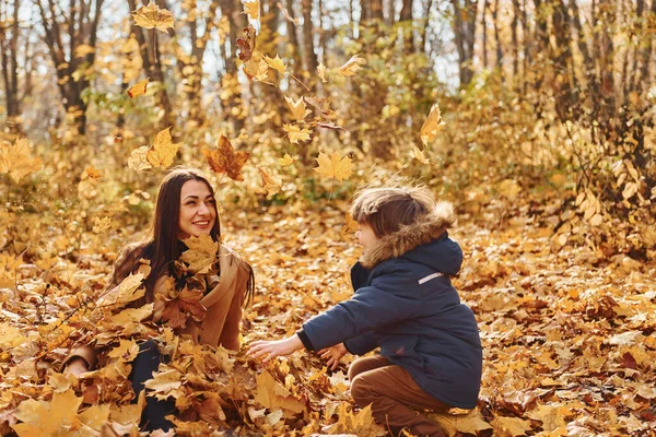 Güzel Doğa Anne Oğlu Sonbahar Ormanında Dışarıda Eğleniyorlar — Stok fotoğraf