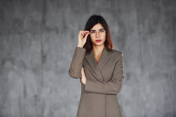 Mujer Joven Con Ropa Formal Está Interior Concepción Estilo —  Fotos de Stock